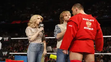 Zasłona do serialu "Raw" #1585507