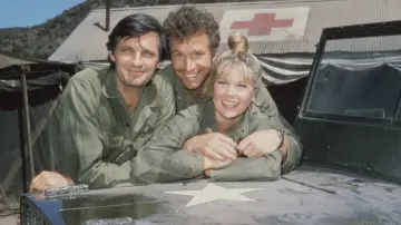 Zasłona к сериалу "M*A*S*H" #1300048