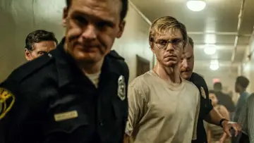 Zasłona к сериалу "Dahmer - Potwór: Historia Jeffreya Dahmera" #1303727