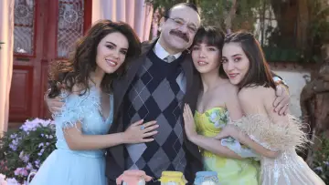 Zasłona к сериалу "Üç Kız Kardeş" #1406922