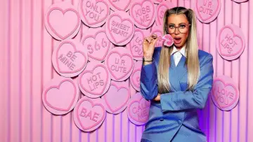 Zasłona do serialu "Olivia Attwood: Droga do bogactwa" #1890370