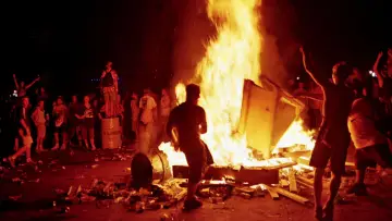 Zasłona do serialu "Totalny chaos: Woodstock 