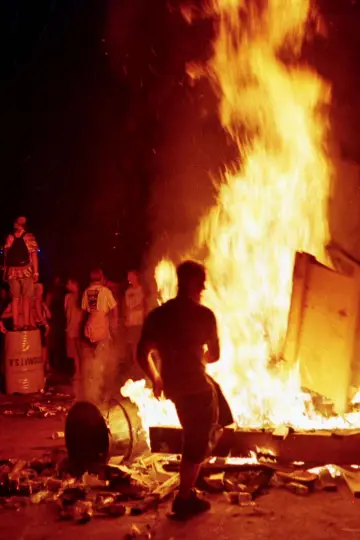 Plakat do serialu "Totalny chaos: Woodstock 