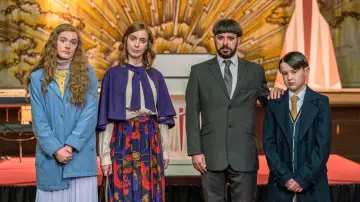 Zasłona к сериалу "Everyone Else Burns" #1494756