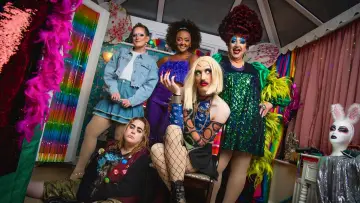 Zasłona do serialu "Smoggie Queens" #1772065