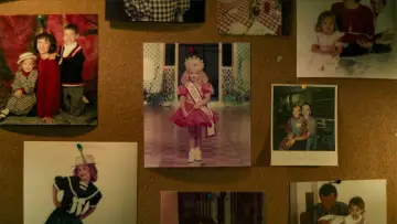 Zasłona к сериалу "Nierozwiązane sprawy: Kto zabił JonBenét Ramsey" #1488462