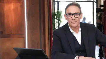 Zasłona do serialu "On n