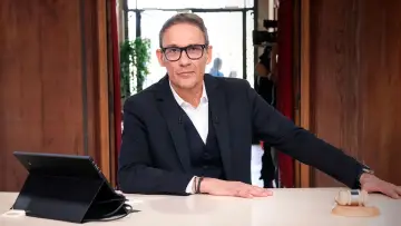 Zasłona do serialu "On n