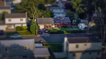 Zasłona к сериалу "Zaginione: Polowanie na seryjnego zabójcę z Long Island" #1489867