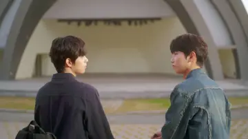 Zasłona do serialu "무언가 잘못되었다" #1603310