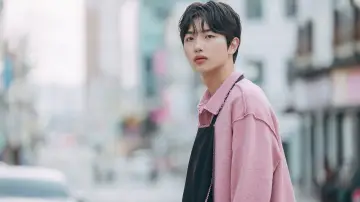 Zasłona do serialu "무언가 잘못되었다" #1603313