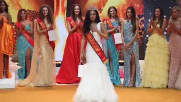 Zasłona do serialu "Miss Belgique" #1448278