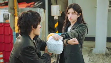 Zasłona к сериалу "모두가 자신의 무가치함과 싸우고 있다" #1388255