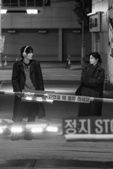 Plakat к сериалу "모두가 자신의 무가치함과 싸우고 있다" #1388268