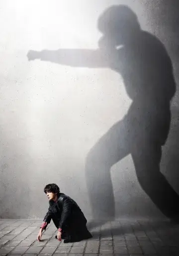 Plakat к сериалу "모두가 자신의 무가치함과 싸우고 있다" #1388275
