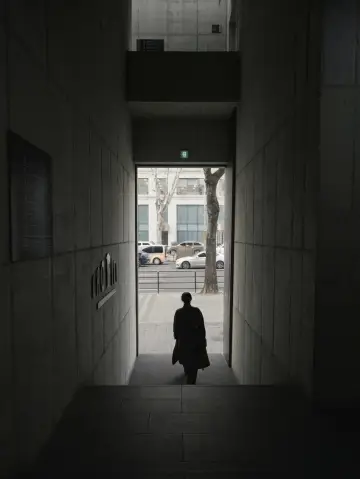Plakat к сериалу "모두가 자신의 무가치함과 싸우고 있다" #1388286