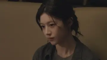 Zasłona do serialu "모두가 자신의 무가치함과 싸우고 있다" #1540591