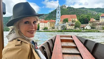 Zasłona do serialu "Joanna Lumley