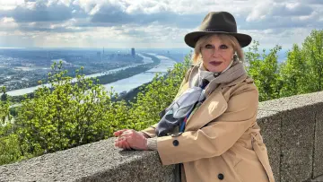 Zasłona do serialu "Joanna Lumley