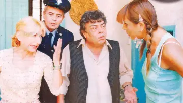 Zasłona do serialu "Ιστορίες του Χωρκού" #1798518