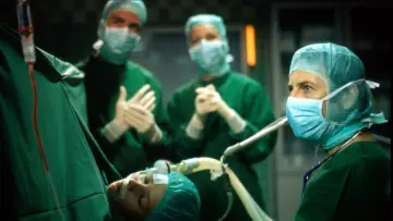 Zasłona к сериалу "Alphateam – Die Lebensretter im OP" #1395917