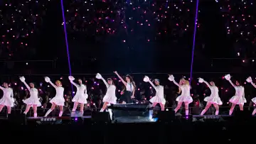 Zasłona do serialu "IU [HEREH] WORLD TOUR IN SEOUL" #1672198