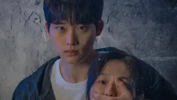 지하실에 그녀가 있다 plakat