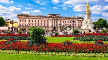 Zasłona do serialu "Buckingham Palace A Year in the Life" #1667952