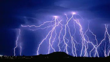 Zasłona do serialu "Shock and Awe: The Story of Electricity" #1810764