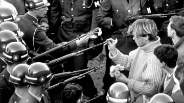 Zasłona к сериалу "Wojna wietnamska: film Kena Burnsa i Lynn Novick" #1456957