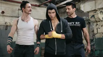 Zasłona к сериалу "Kingdom" #1420141