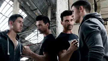 Zasłona к сериалу "Kingdom" #1420146