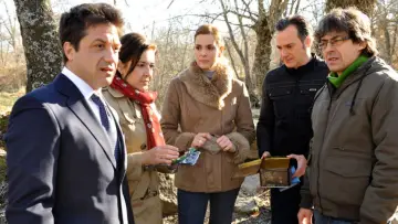 Zasłona do serialu "Los misterios de Laura" #1720360