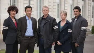 Zasłona к сериалу "Section de recherches" #1396473