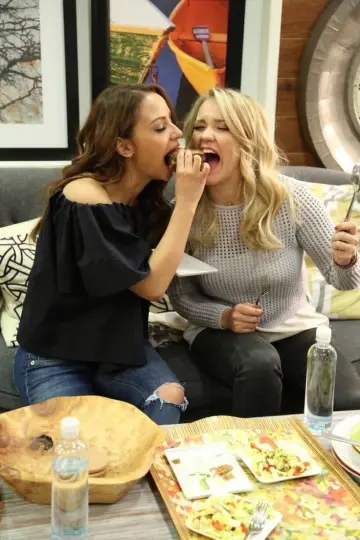 Plakat к сериалу "Young & Hungry" #1421225