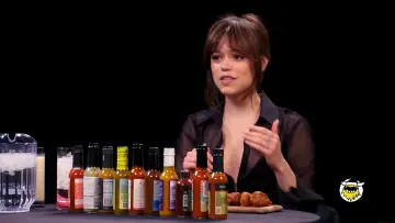 Zasłona к сериалу "Hot Ones" #1300845