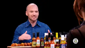 Zasłona к сериалу "Hot Ones" #1300849