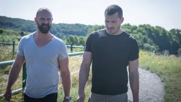 Zasłona do serialu "Za szkłem" #1405789