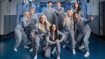 Zasłona к сериалу "Celebrity Hunted" #1317039