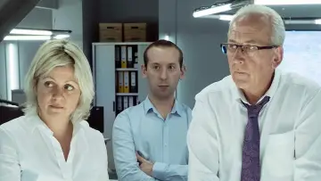 Zasłona к сериалу "Celebrity Hunted" #1317046