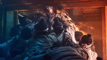 Zasłona к сериалу "Kingdom" #1401721