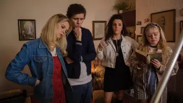 Zasłona к сериалу "Derry Girls" #1428049
