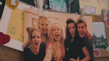 Zasłona к сериалу "Derry Girls" #1428060