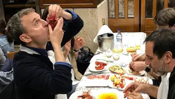 Zasłona do serialu "Somebody Feed Phil" #1510361