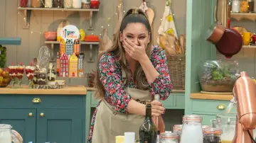 Zasłona do serialu "The Great Celebrity Bake Off for Stand Up To Cancer" #1537209