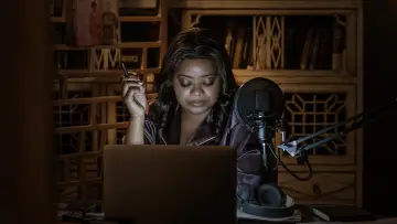 Zasłona к сериалу "Truth Be Told" #1378714