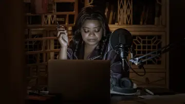 Zasłona к сериалу "Truth Be Told" #1378719
