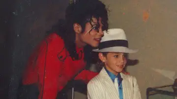 Zasłona к сериалу "Leaving Neverland" #1470842