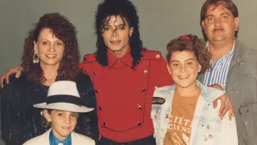 Zasłona к сериалу "Leaving Neverland" #1470844