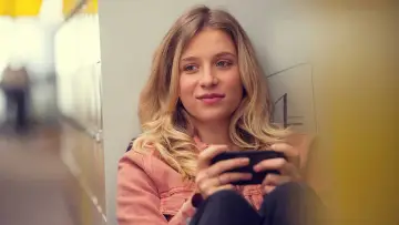 Zasłona к сериалу "Jak sprzedawać dragi w sieci (szybko)" #1459379